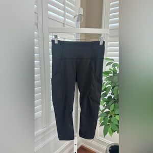 Lululemon Outrun Cropped Leggings in Black Size 4
